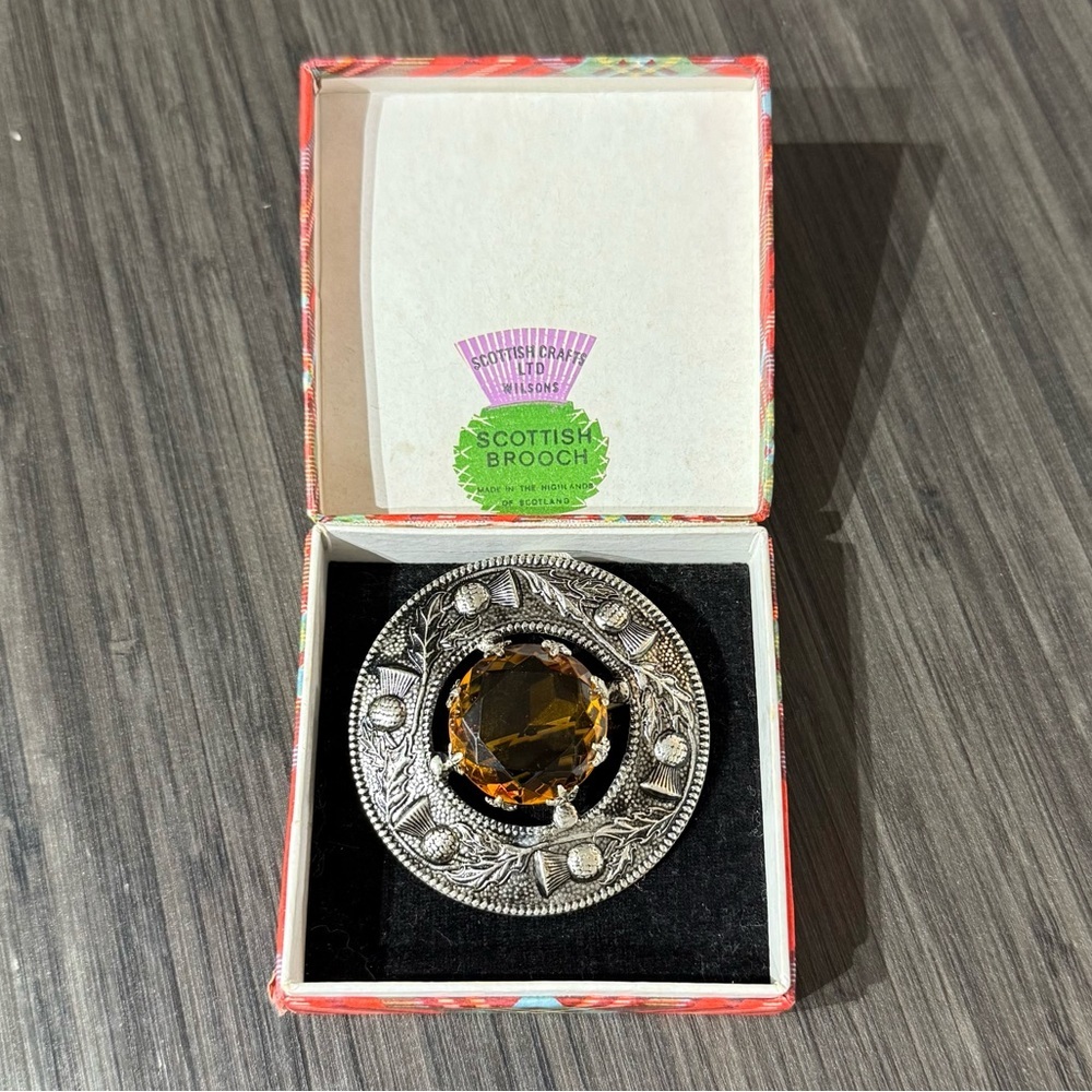 VINTAGE SILVER SCOTTISH BROOCH WITH AMBER STONE
